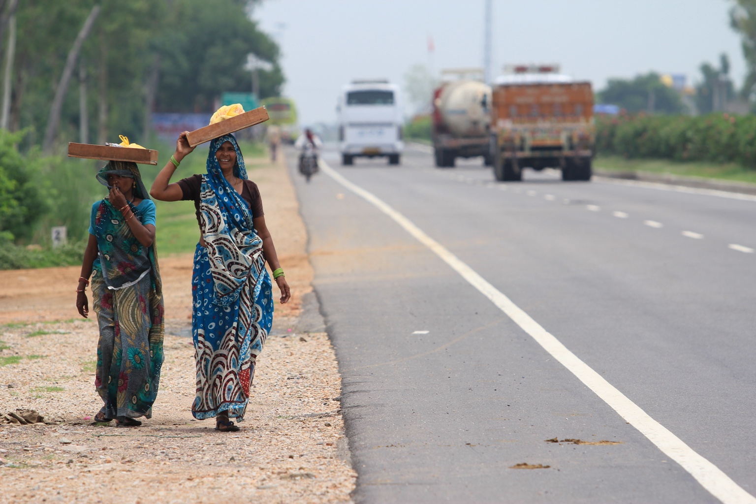 Mujeres caminando junto a una carretera de India