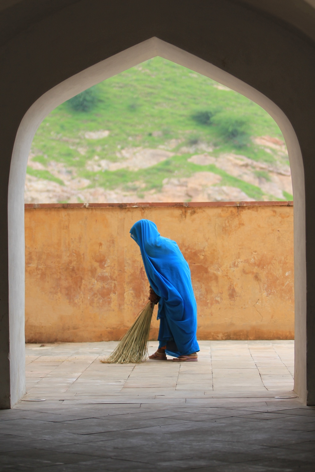 Mujer trabajando bajo un arco en India