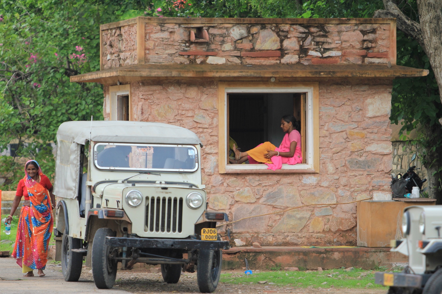 Casa de piedra y vehículo en India
