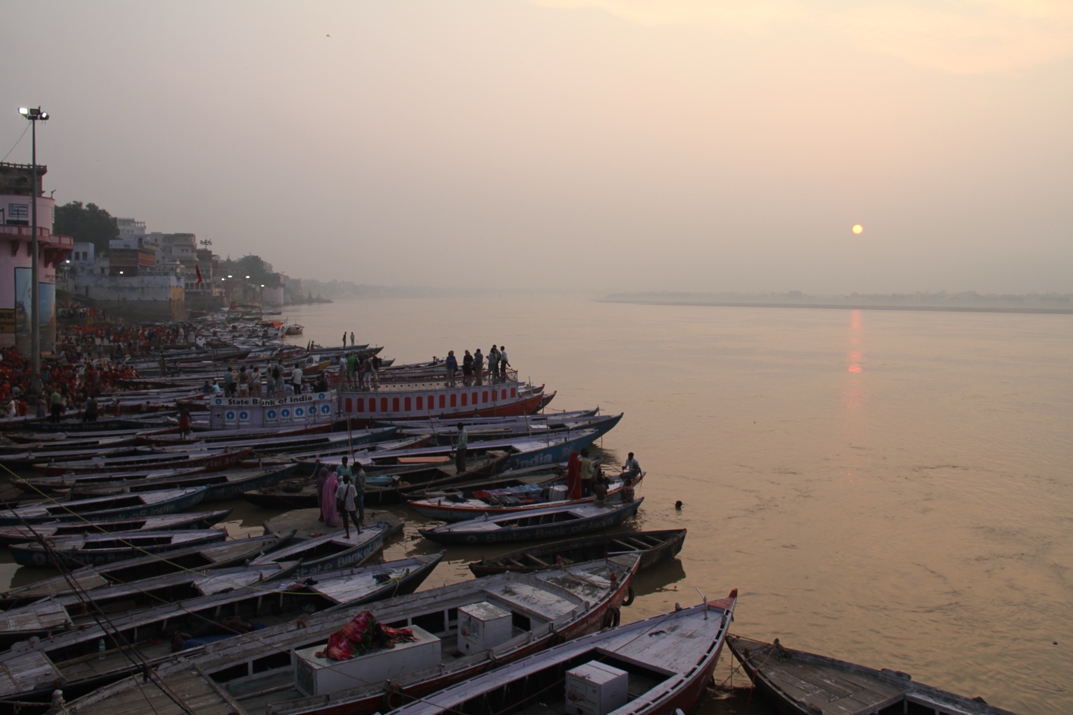 Amanecer junto al río Ganges